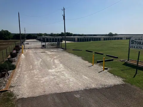 E-Z LOCK SELF STORAGE LLC in Clifton, TX