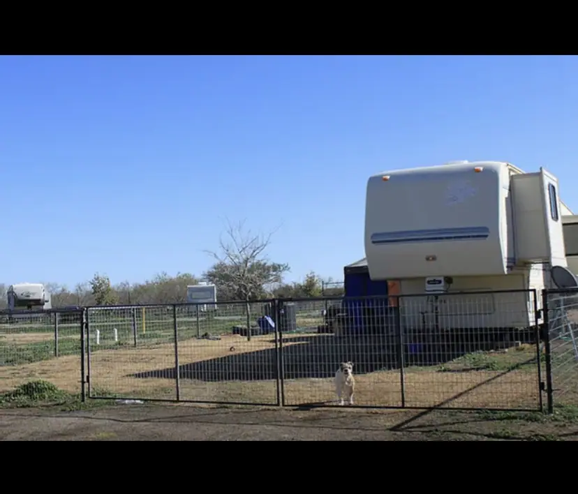 Rv Park (MTZ Rv Park), RV storage in Uvalde