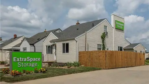 Extra Space Storage in Lincoln Park, MI