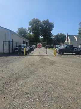 DuPont Highway vehicle storage photo 2