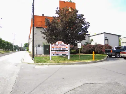 422 Spacemall Self Storage photo 2