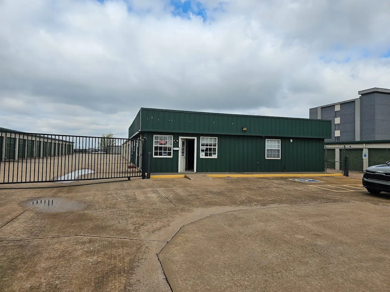 The Storage Center - Mustang, Oklahoma, RV storage in Mustang