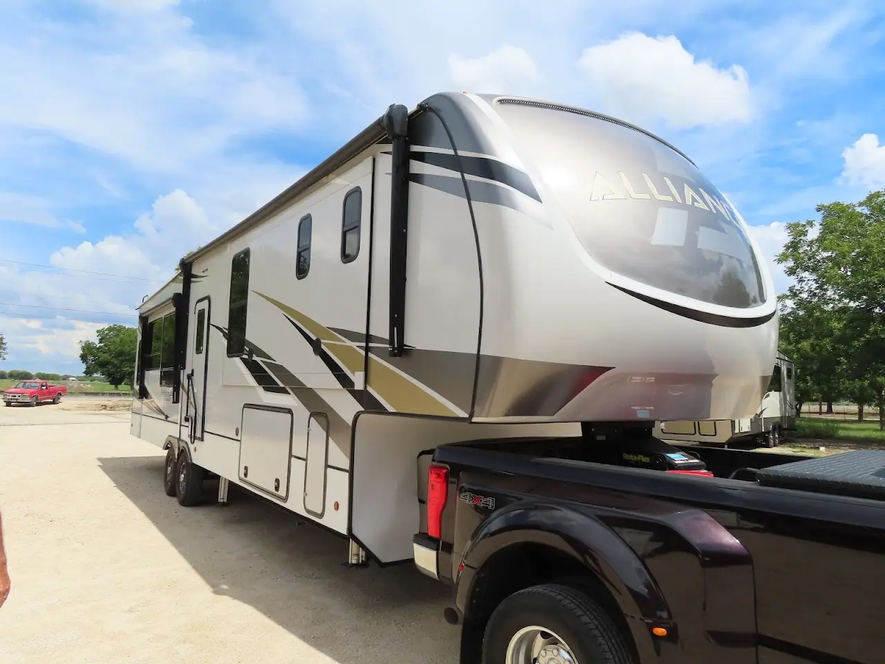 McQueeney Collision Inc, RV storage in New Braunfels