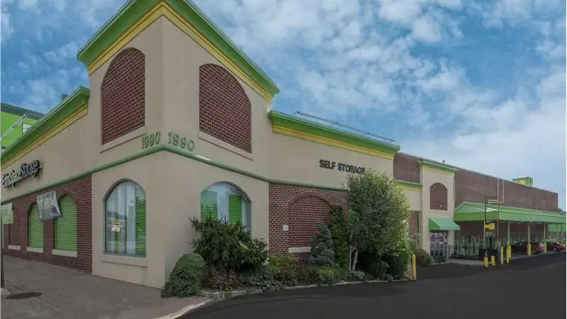 Extra Space Storage, RV storage in New Hyde Park